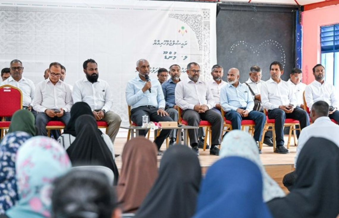 ރައީސް މުޢިއްޒު މުންޑޫ ރައްޔިތުންނާ ބައްދަލުކުރެއްވުން