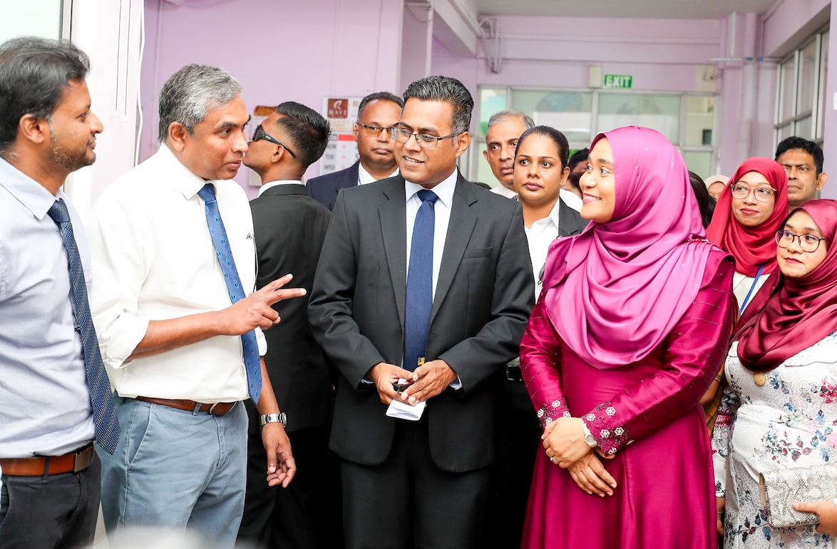 ރައީސުލްޖުމްހޫރިއްޔާގެ އަނބިކަނބަލުން، ކޮލަމްބޯގައި ހުންނަ ލޭޑީ ރިޖްވޭ ހޮސްޕިޓަލަށް ޒިޔާރަތް ކުރައްވައިފި