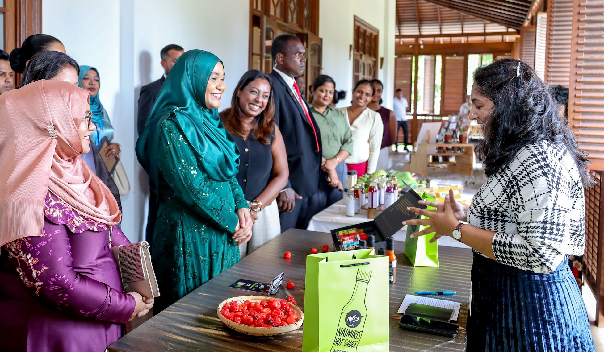 ރައީސުލްޖުމްހޫރިއްޔާގެ އަނބިކަނބަލުން ސްރީލަންކާގެ ގުޑް މާކެޓްގެ އޮފީހަށް ޒިޔާރަތްކުރައްވައިފި