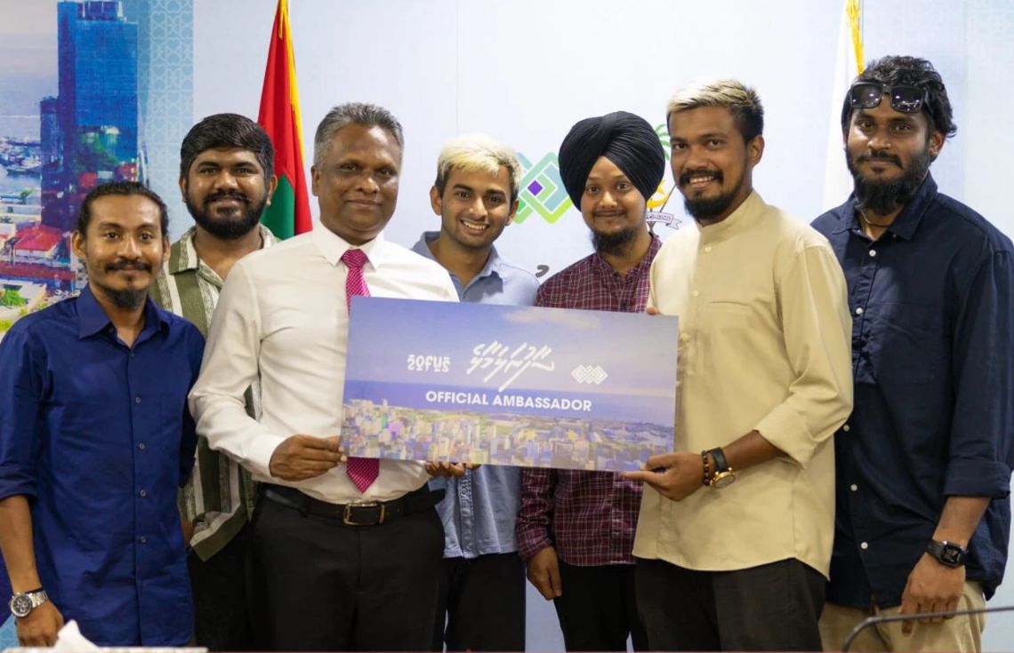 މާލެ ސިޓީގެ "ސާފު ނަލަ މާލެ" ކެމްޕެއިންގެ އެމްބެސެޑަރަކަށް ޓޫ އޮފް އަސް