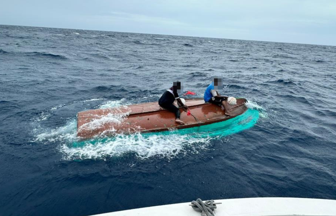 މަޑަވެއްޔާ ދިމާލުން އޮޔާދިޔަ ޑިންގީއަކާއި ބަންޑުންޖަހާލި ޑިންގީއެއް ސަލާމަތްކޮށްފި