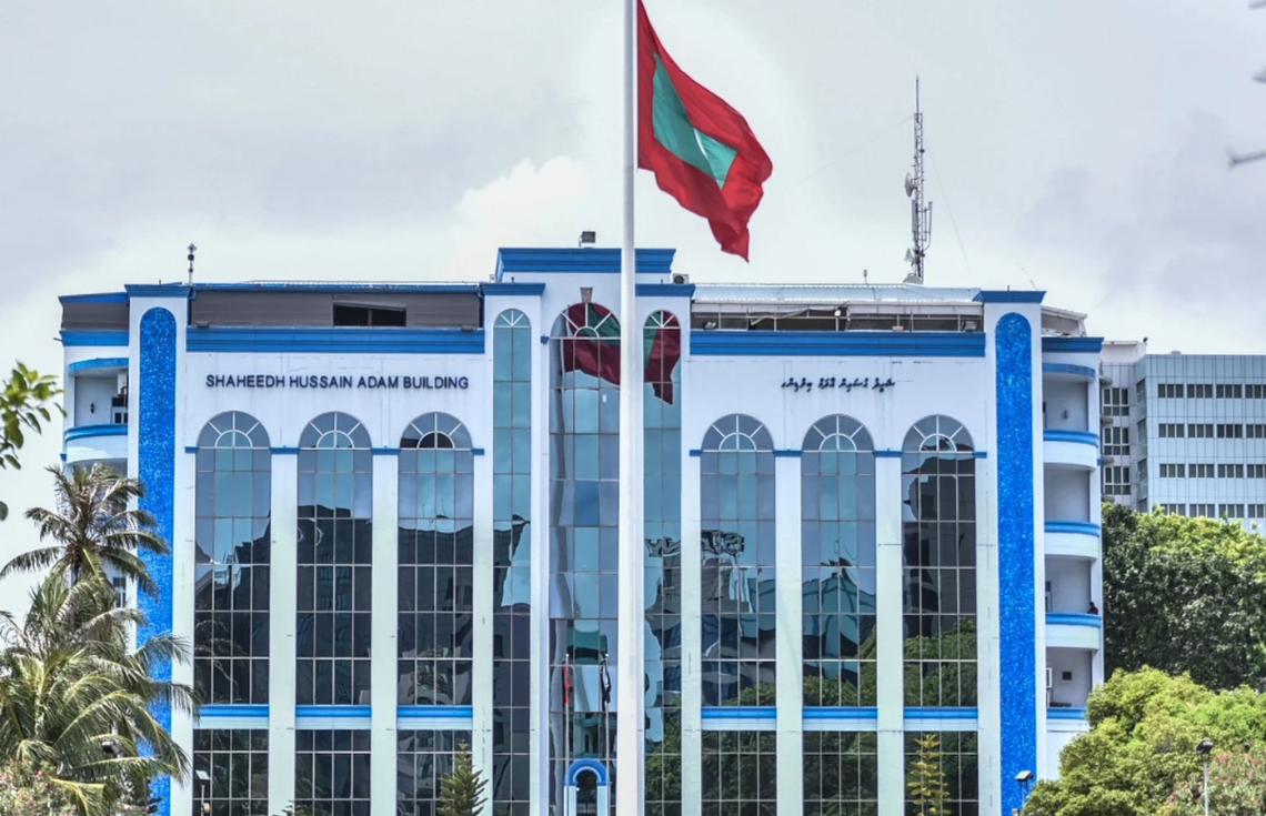 އާއިލާ މީހަކު ކުޑަ އަންހެން ކުއްޖަކަށް ޖިންސީ ގޯނާކުރި މައްސަލައެއް ބަލަން ފަށައިފި