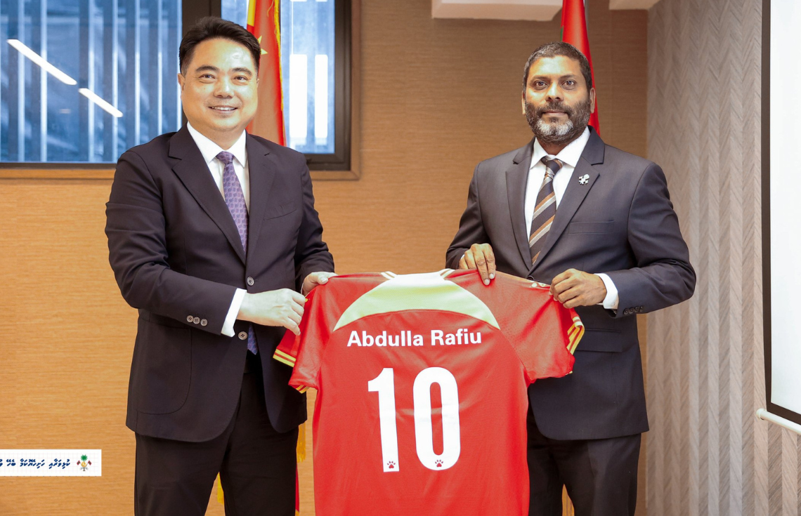 ޗައިނާއިން ރާއްޖެއަށް ކުޅިވަރު ސާމާނު ހަދިޔާކުރުމުގެ އެއްބަސްވުމުގައި ސޮއިކޮށްފި