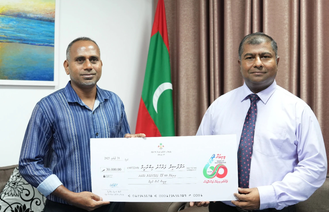 މިނިވަން 60 ލޯގޯގެ ފަރުމާވެރިޔާއާ ވަޒީރު ބައްދަލުކުރައްވައި ފައިސާގެ އިނާމު ހަވާލުކުރައްވައިފި