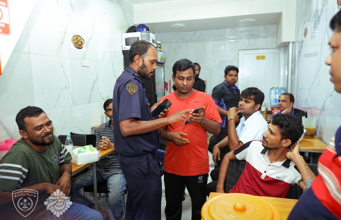 ޤަވައިދާ ޚިލާފަށް އުޅެމުންދިޔަ ބިދޭސީއަކު އިމިގްރޭޝަންގެ ބެލުމުގެ ދަށަށް ގެންގޮސްފި