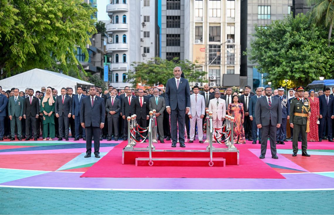60ވަނަ މިނިވަން ދުވަހުގެ ދިދަ ނެގުމުގެ ރަސްމިއްޔާތުގައި ރައީސުލްޖުމްހޫރިއްޔާގެ ދެކަނބަލުން ބައިވެރިވެވަޑައިގަންނަވައިފި