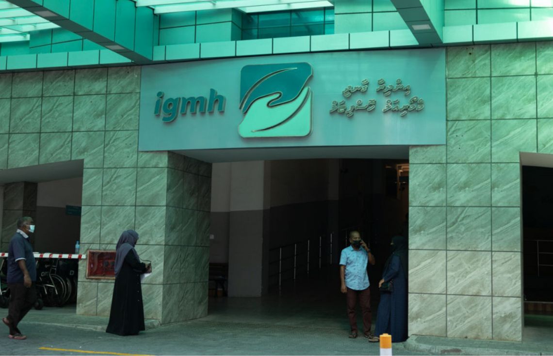 ދޯންޏެއްގައި އެއްޗެއް ގޮވައި ފިހުނު 2 ބިދޭސީންނަށް ފަރުވާ ދެމުން ދަނީ ވެންޓިލޭޓަރުގައި
