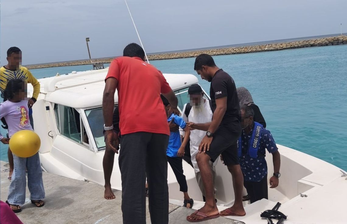 ހުއްޓުނު ބޯޓުން ދަތުރުކުރި މީހުން އެމްއެންޑީއެފުން ނައިފަރަށް ގެންގޮސްދީފި
