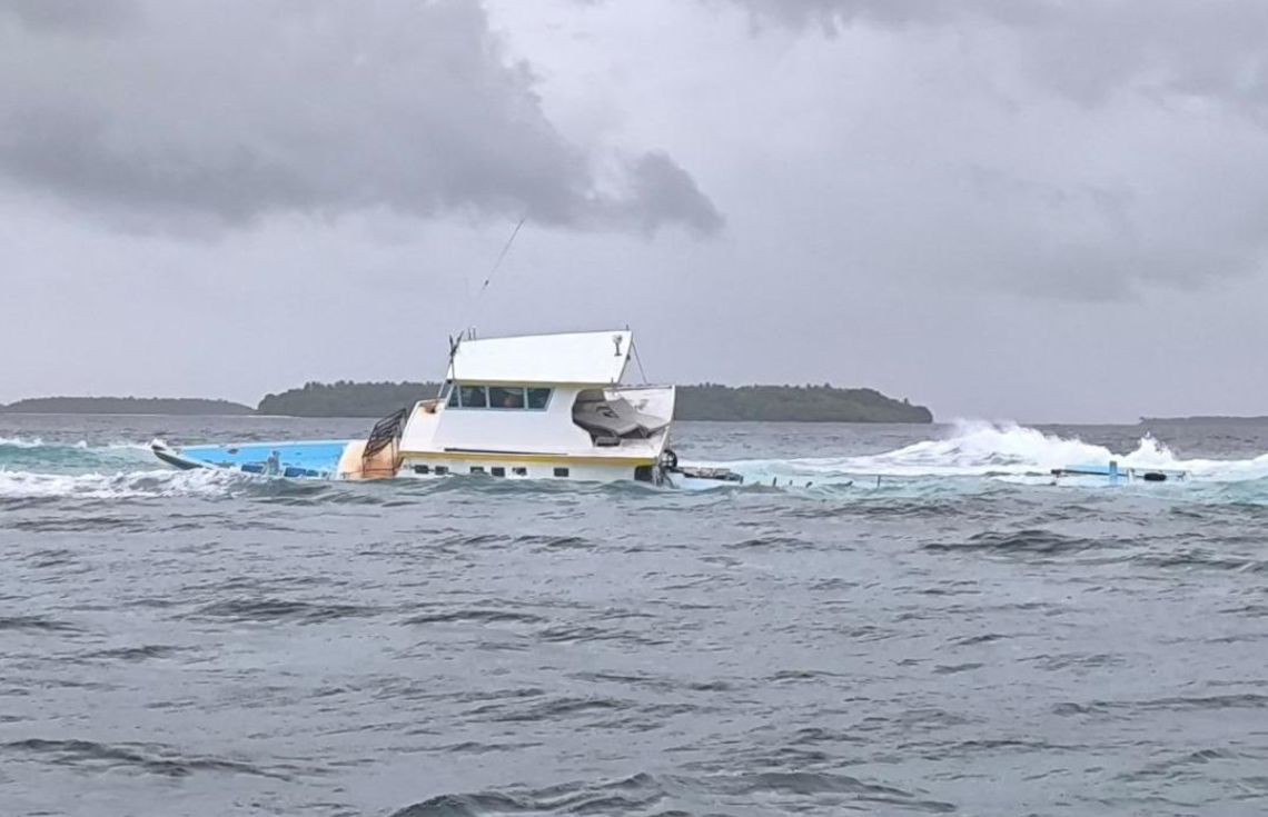 މަނަފަރުން ތިލަފުށްޓަށް ދަނިކޮށް ފަރަށް އެރި ދޯނީގައި ތިބި ފަޅުވެރީން ހޮޅުދުއަށް ގެންގޮސްފި