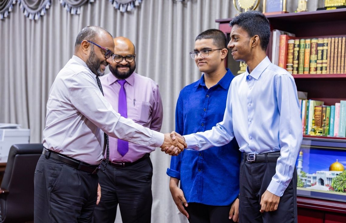 ބައިނަލްއަޤްވާމީ ދެ ޤުރުއާން މުބާރާތެއްގައި ރާއްޖެ ތަމްސީލްކުރާ ބައިވެރިންނާއި ވަޒީރު ޑރ. ޝަހީމް ބައްދަލުކުރައްވައިފި
