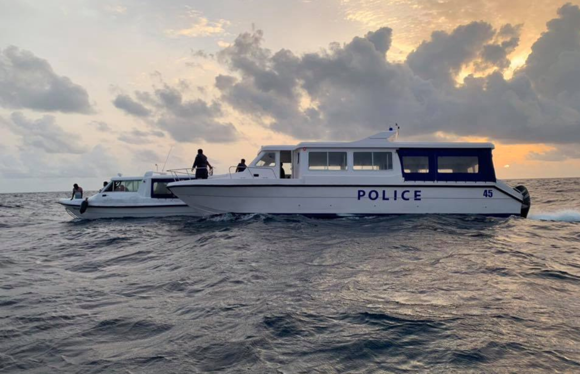 ގުރައިދޫ ކައިރިން ދަތުރުކުރި ޑިންގީއެއް ބަންޑުންޖަހާލައިފި