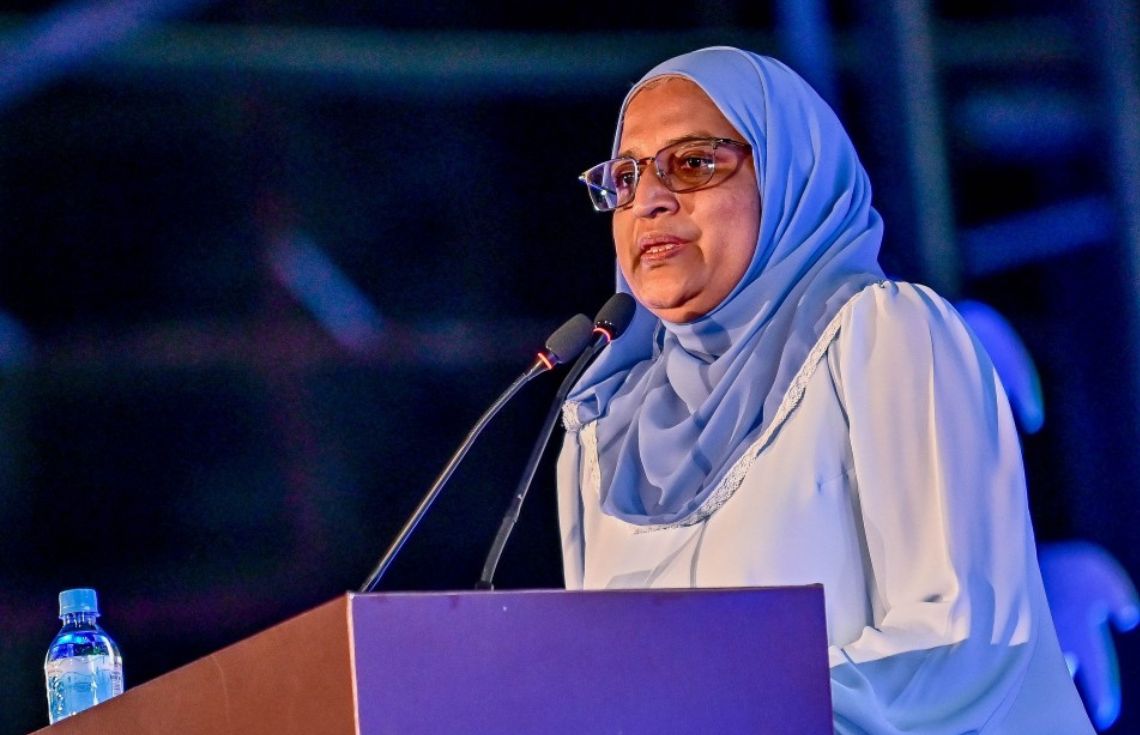 ހުވާ ނުކުރާ ކަމަށްބުނި ފުލުސްމީހާގެ މައްޗަށް މަކަރާއި ހީލަތުގެ ދައުވާ އުފުލަންޖެހޭ: އާޒިމާ