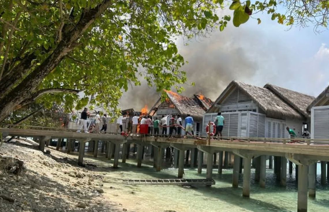އދ. ކުޑަރަށް ރިސޯޓުގެ ވޯޓާ ވިލާއެއްގައި އަލިފާން ރޯވެ ބޮޑެތި ގެއްލުންތަކެއް