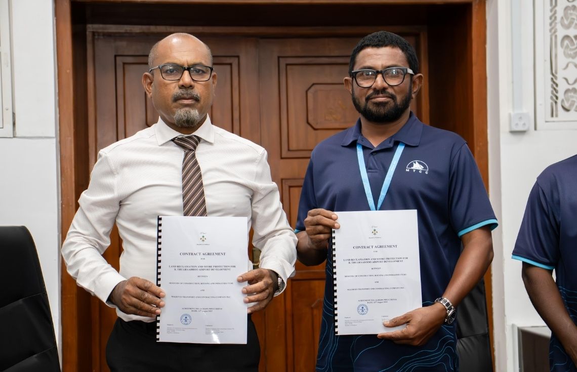 ތުޅާދޫ އެއަރޕޯޓު ޤާއިމުކުރުމަށް ބިން ހިއްކުމާއި ގޮނޑުދޮށް ހިމާޔަތްކުރުމުގެ  އެއްބަސްވުމުގައި ސޮއިކޮށްފި