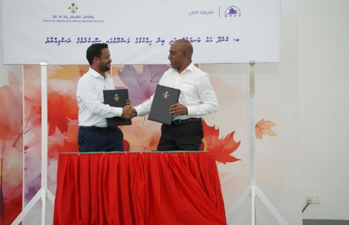ކެންދޫ ބަނދަރު ތަރައްޤީ ކުރުމާއި ބިން ހިއްކުމުގެ މަޝްރޫޢުގައި ސޮއިކޮށްފި