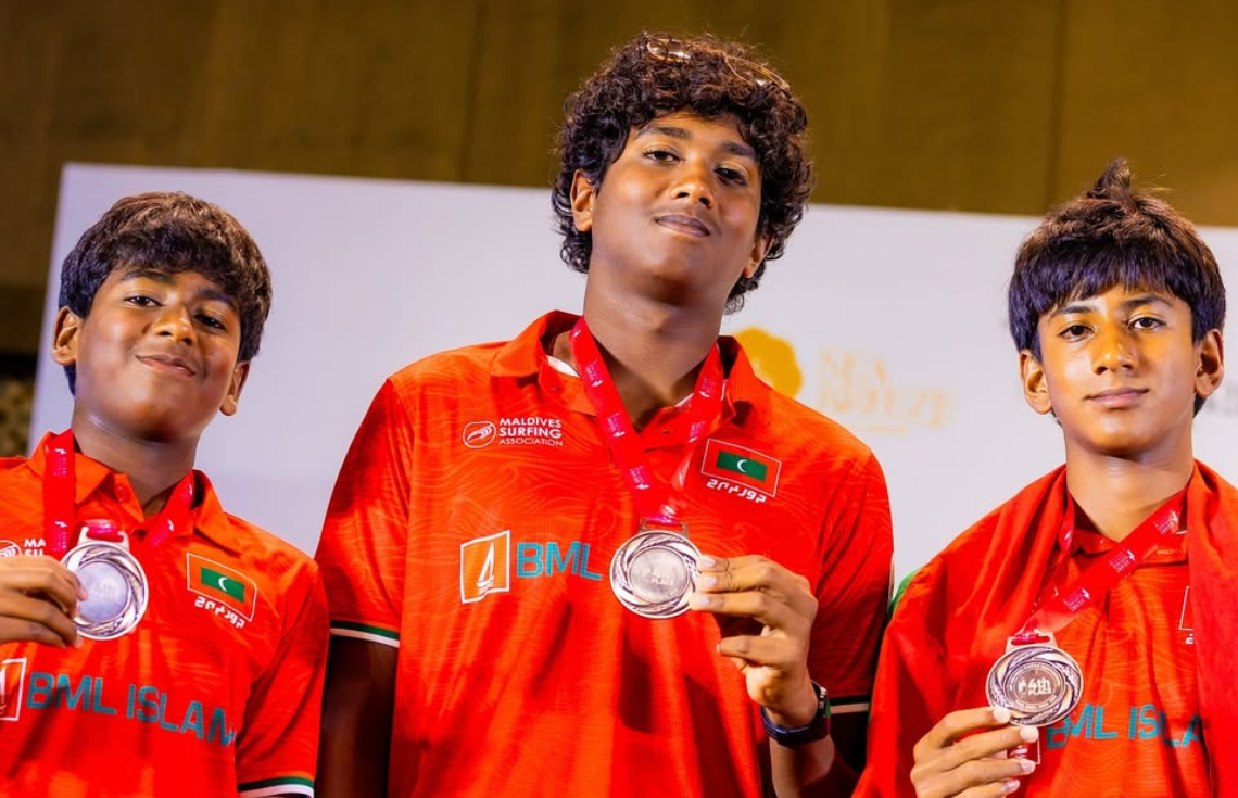 އޭޝިއަން ސާރފިން ޗެމްޕިއަންޝިޕްގައި ލޯ މެޑަލް ހޯދި ޓީމަށް މަރުޙަބާ ކިޔައިފި
