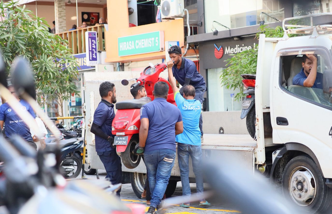 މާލޭގެ މަގުތަކުން އާންމުންނަށް ދަތިވާގޮތަށް ހުރި 200އަށް ވުރެ ގިނަ އުޅަނދު ނަގައިފި