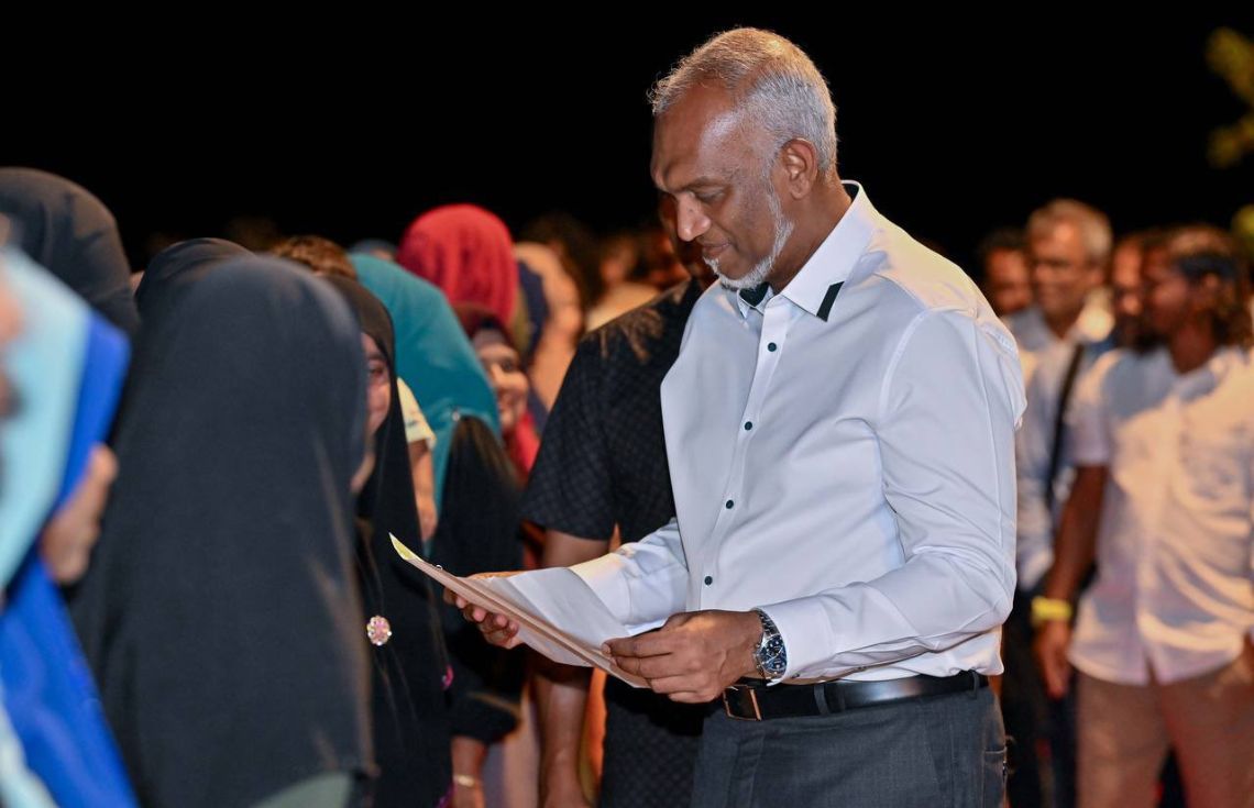 ގެސްޓުން “އައްޗި” ކޮށް އުޅޭތީ ކުޑަކުދިންގެ ޝަކުވާއެއް، ރައީސް ވިދާޅުވީ ޓޫރިޒަމް ހިންގަންވާނީ ވެސް ދީނީ އިމުން ބޭރުނުވެކަމަށް