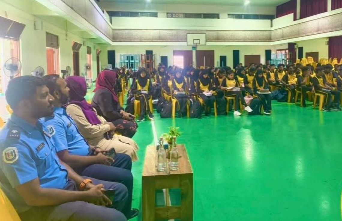 ރައްކާތެރި ގޮތުގައި އިންޓަނެޓް ބޭނުންކުރުމާ ގުޅޭގޮތުން ތާޖުއްދީން ސްކޫލުގެ ދަރިވަރުންނަށް ފުލުހުންގެ ސެޝަނެއް
