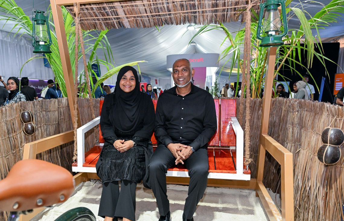 ޤައުމީ ދުވަހުގެ ރަސްމީ ޖަލްސާގައި ބައިވެރިވެވަޑައިގަތުމަށް ރައީސުލްޖުމްހޫރިއްޔާގެ ދެކަނބަލުން އުތީމަށް ވަޑައިގަންނަވައިފި