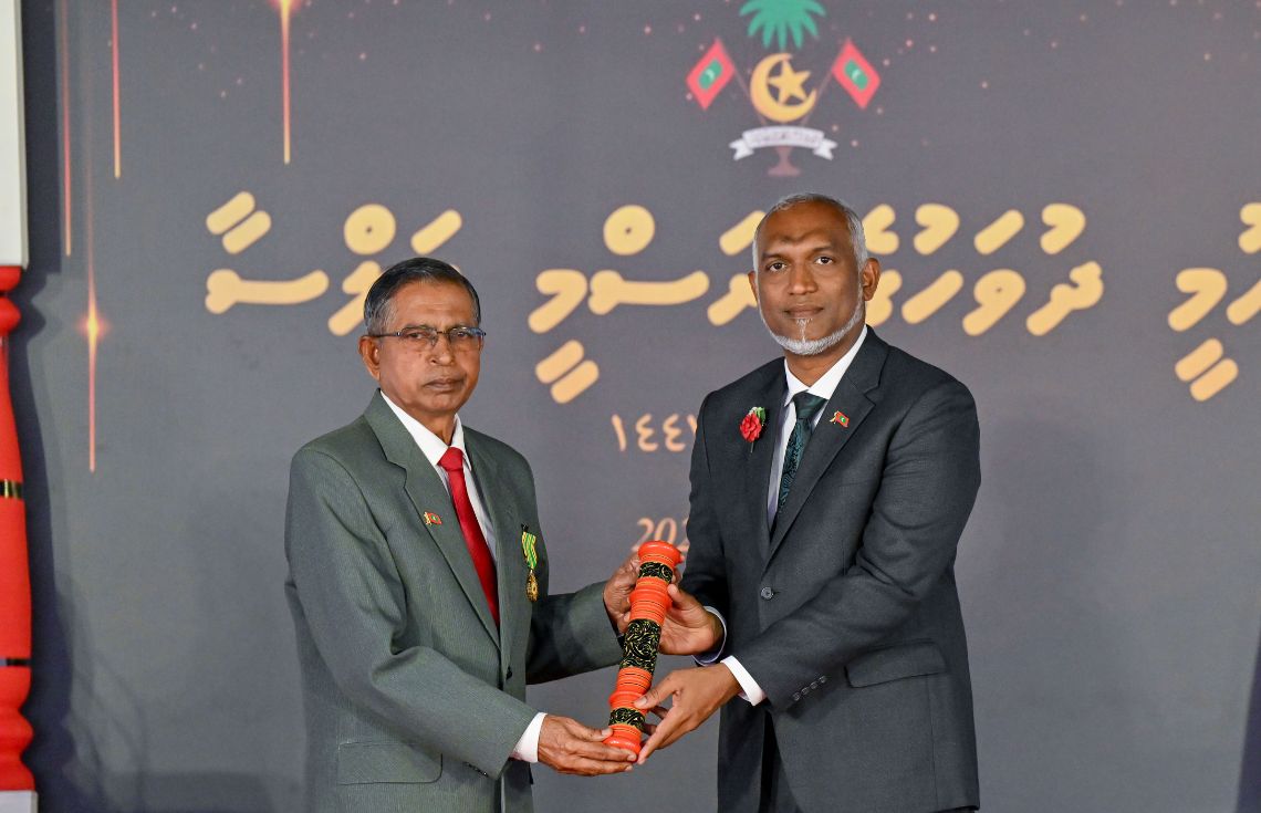ނިޝާން ދިޔަމިގިލި ޝަރަފުގެ ޢިއްޒަތް އުތީމު އާދަމް ޢަބްދުއްރަޙްމާނަށް