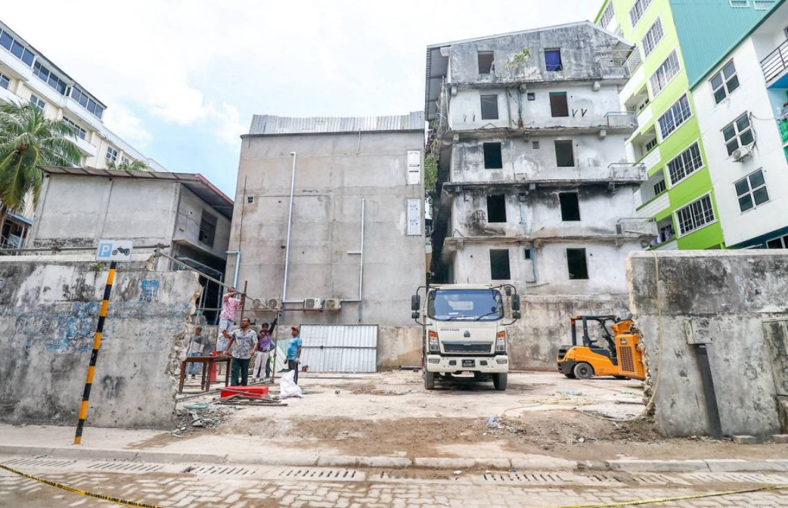އޯކިޑް ޕްލާޒާ ތަޅާލައި އެބިން ސާފުކޮށްފި