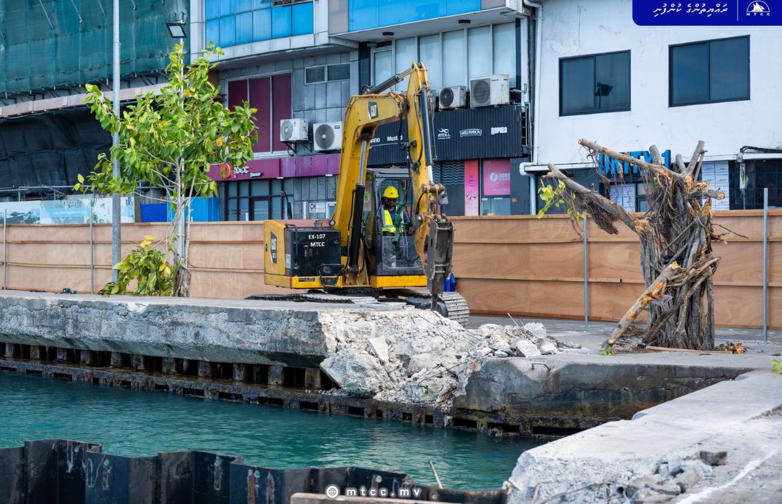 ބޮޑުތަކުރުފާނުމަގު ތަރައްޤީކުރުމުގެ މަސައްކަތުގެ ތެރެއިން 24 މީޓަރުގެ ސަރަޙައްދެއްގައި ޝީޓްޕައިލްކޮށް ނިމިއްޖެ