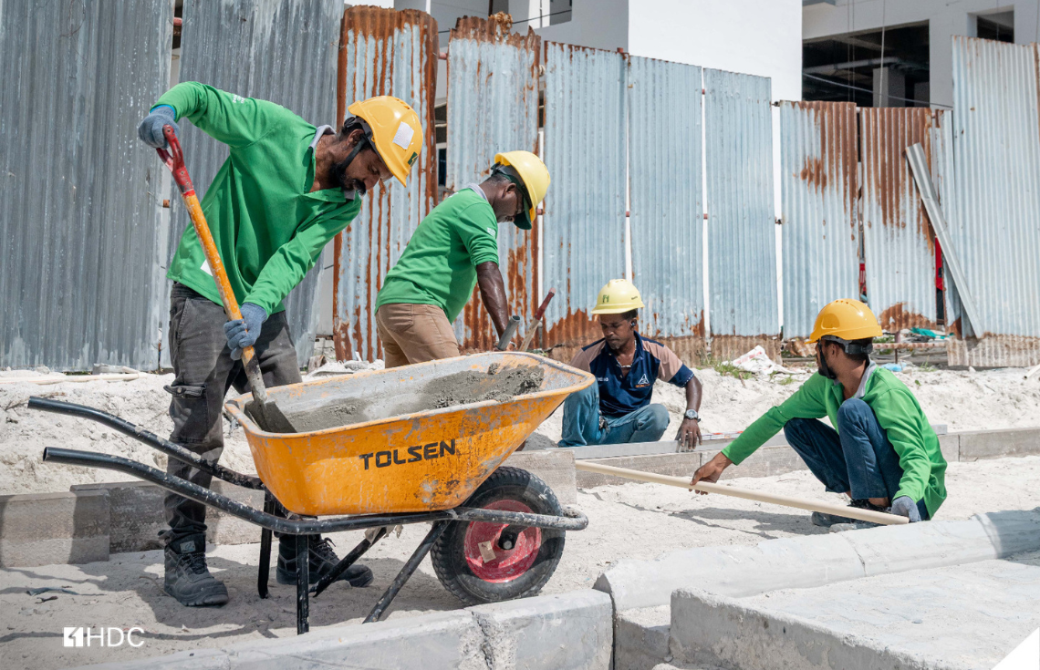 ގެދޮރުވެރިޔާ ފްލެޓްތައް ހުންނަ ސަރަހައްދުގެ ދުވާރުގެ ބޮޑުބައެއް ނިންމާލައިފި