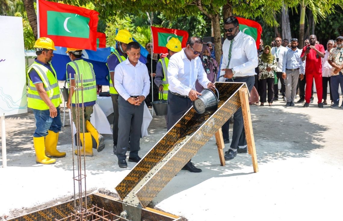 ކުމުންދޫ ޞިއްޙީ މަރުކަޒުގެ އައު އިމާރާތާއި، ސްކޫލްގެ މަލްޓި ޕާރޕަސް ހޯލް އިމާރާތްކުރުމުގެ މަސައްކަތް ހަވާލުކޮށްފި