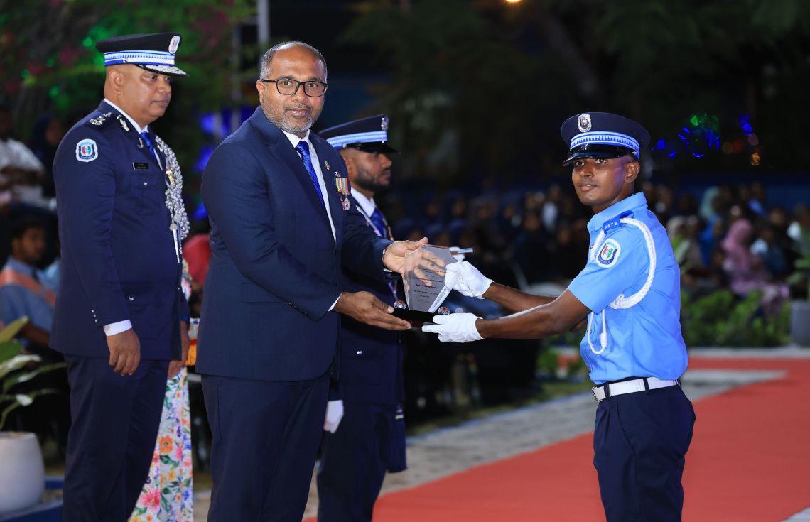 ވަޒީރުގެ އިލްތިމާސް: ދިވެހި ފުލުހުންނަކީ ޔުނިފޯމާއި މުއައްސަސާގެ ކަރާމާތް ހިފަހައްޓާ ބަޔަކަށް ވާންވާނެ