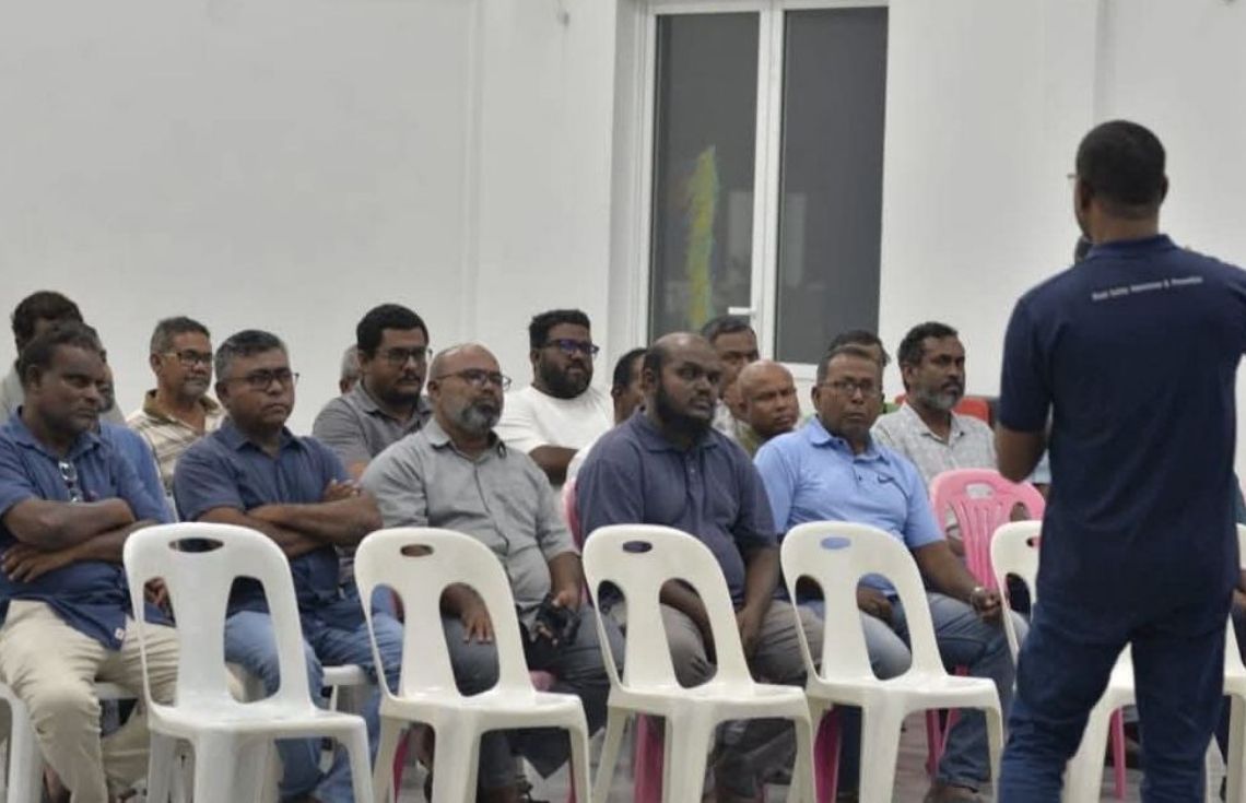 އައްޑޫ ސިޓީ ހިތަދޫ ޓެކްސީ ޑްރައިވަރުންނަށް މަގުމަތީގެ ސަލާމަތާއި ރައްކާތެރިކަމާ ގުޅޭ ސެޝަނެއް ބާއްވައިފި