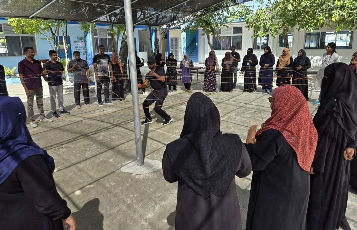 ގދ. ފަރެސްމާތޮޑާ ސްކޫލު މުވައްޒަފުންނަށް ފުލުހުންގެ ޓީމް ބިލްޑިންގ ހަރަކާތްތަކެއް ކުރިއަށް ގެންގޮސްފި