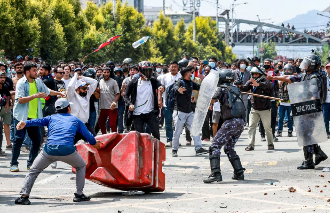 ނޭޕާލްގައި ސޯޝަލް މީޑިއާ މަނާކުރުމާ ގުޅިގެން ކުރިޔަށްދާ މުޒާހަރާ ރޫޅާލުމަށް ފުލުހުން ބަޑިޖަހައިފި