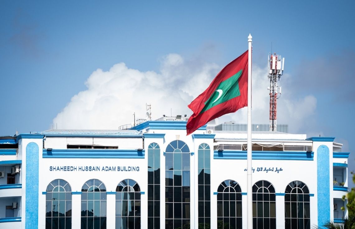 ފިހާރައެއްގައި މަސައްކަތްކުރާ އަންހެނުންތަކަކާ ފޮށުނުކަމުގެ ތުހުމަތުގައި ބަންދުކުރި މީހާ ޝަރުތުކުރުމަށް ފަހު ދޫކޮށްލައިފި