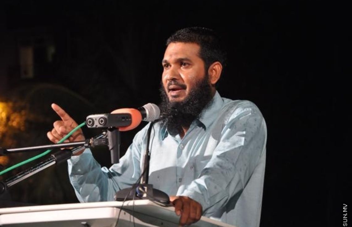 ސިވިލް ސާވެންޓުނަށް މޫނު ބުރުޤާ އެޅޭނެ ކަމަށް ބުނާ ޤަވާއިދު ގެޒެޓް ކުރުމުން ޝައިޚް ސަމީރުގެ ޝުކުރު ރައީސްއަށް
