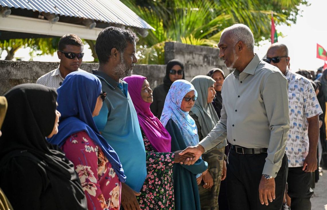 ރައީސް މުޢިއްޒު މީމަށް، އެންމެ ފުރަތަމަ ވޭވަށަށް