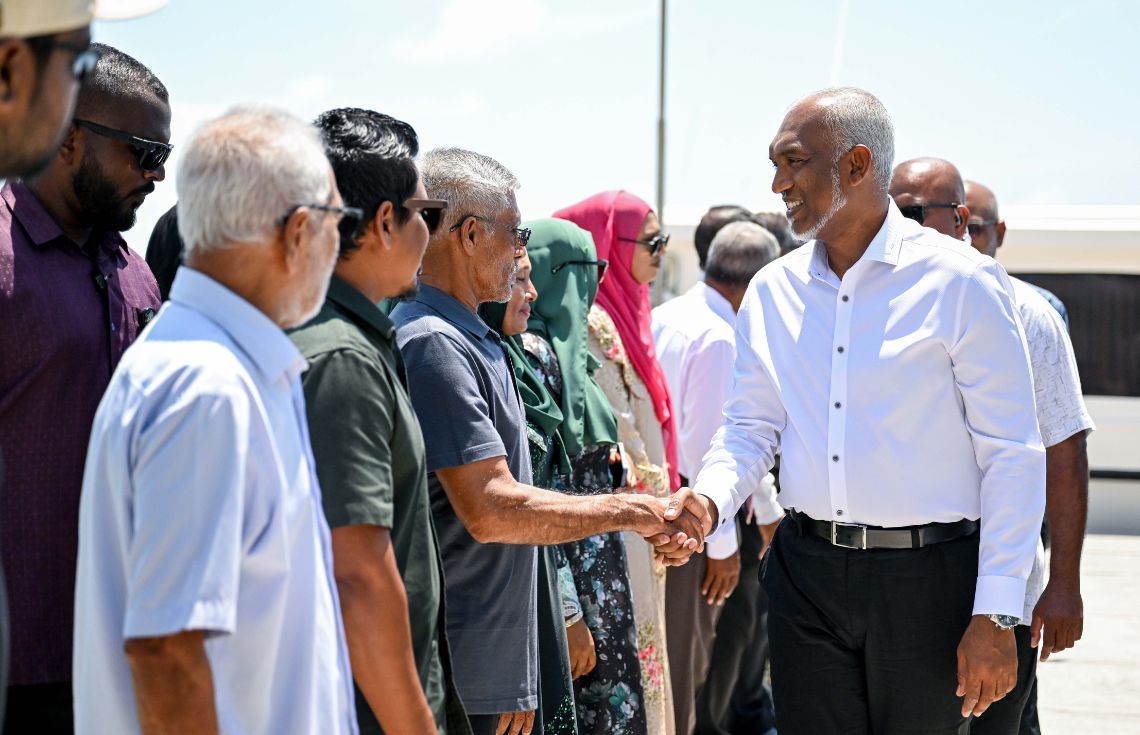 ރައީސް ޑރ މުޢިއްޒު ނާލާފުއްޓަށް ވަޑައިގެންފި