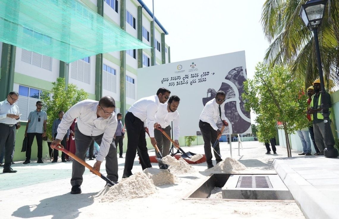 މ. ކޮޅުފުށީ މަގުތައް ޒަމާނީ ފެންވަރަށް ތަރައްޤީކުރުމުގެ ޢަމަލީ މަސައްކަތް ފަށައިފި