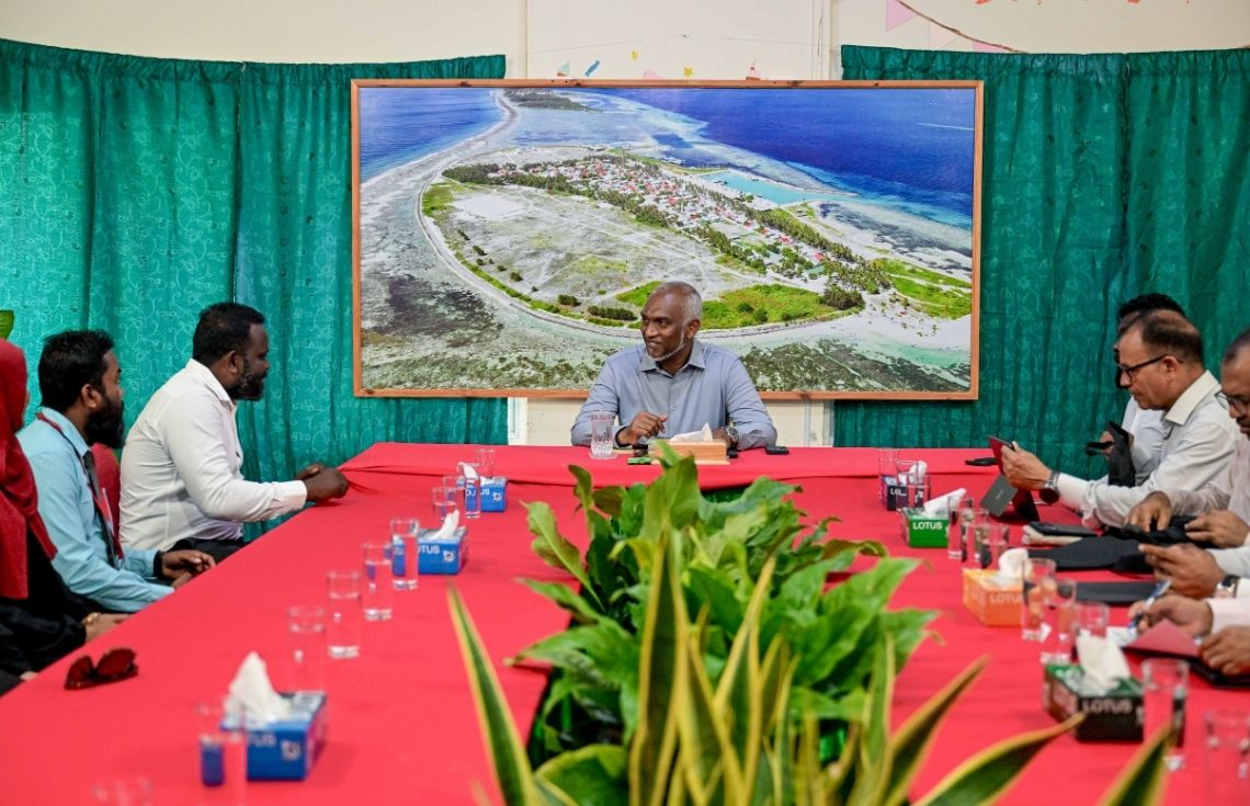 ރައީސް މުޢިއްޒު މަޑިފުށީ ކައުންސިލާއި އަންހެނުންގެ ކޮމިޓީ އަދި ރަށުގެ ބައެއް މުއައްސަސާތަކުގެ އިސްވެރިންނާ ބައްދަލުކުރައްވައިފި