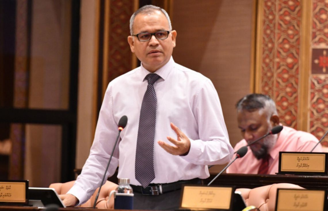 އެމްޑީޕީ ސަރުކާރުން މުޅި ދައުލަތް ލޫޓުވަމުންދާ މައްސަލަ މަޖިލީހުގެ ސަމާލުކަމަށް ގެންނައިން : ވަޒީރު އާދަމް ޝަރީފު އުމަރު