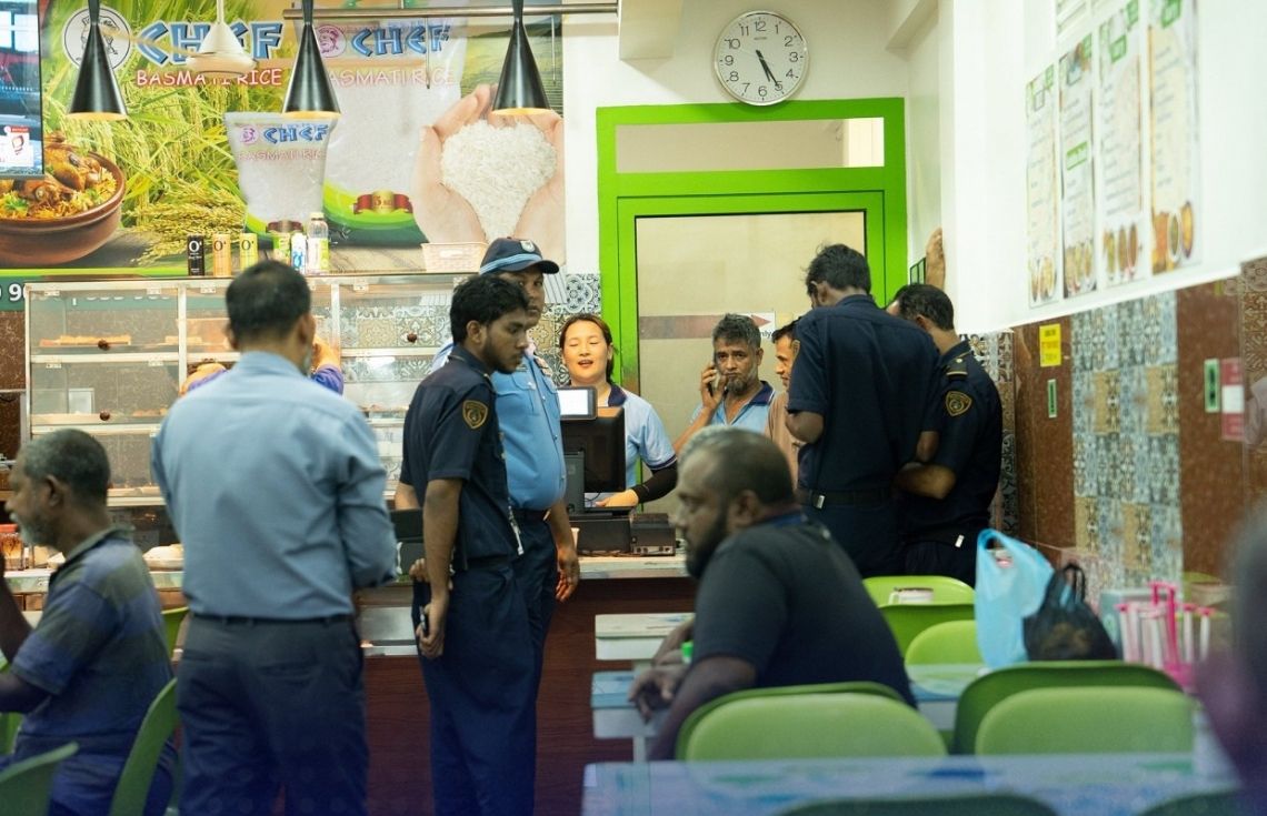 ޤަވާއިދާ ޚިލާފަށް 'އޯޕަން ވިޒާ' ގެ ނަމުގައި ބިދޭސީން މަސައްކަތްކުރުމަކީ ހުއްދަކަމެއް ނޫން: އިމިގްރޭޝަން