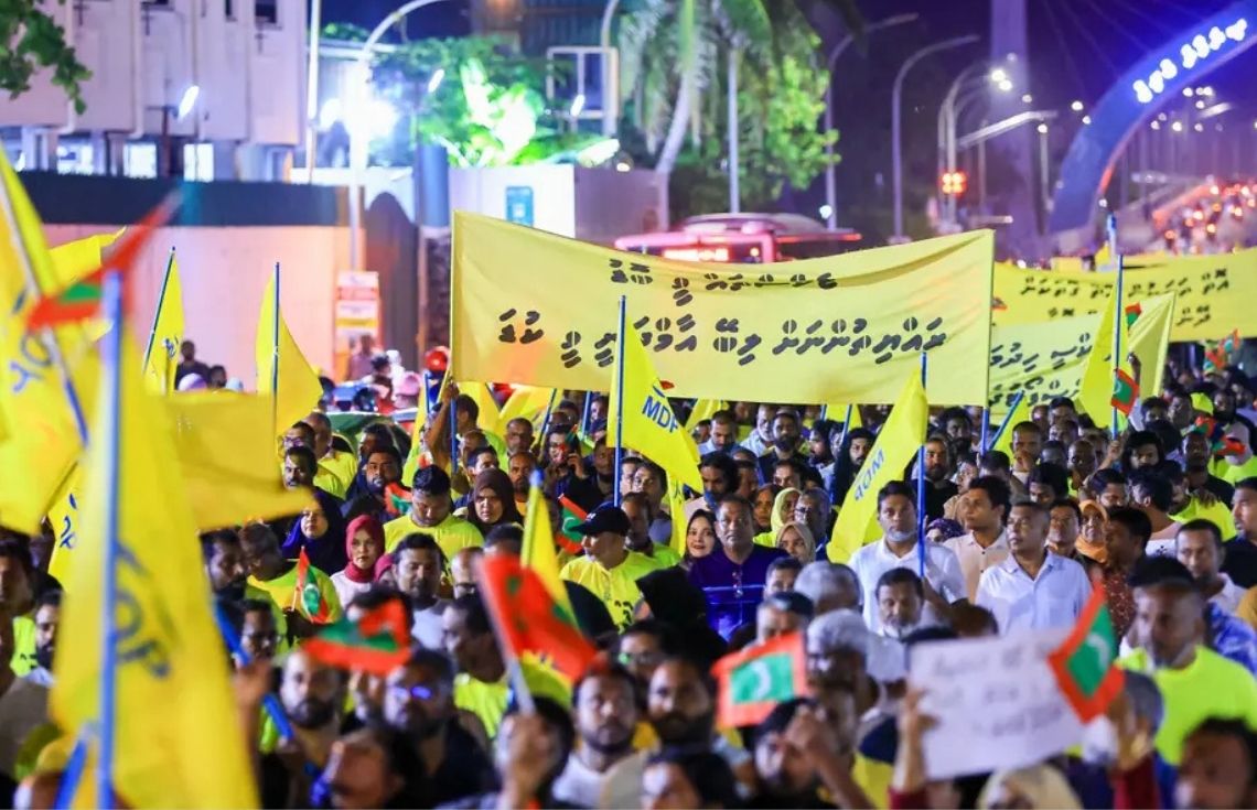 ފުލުހުންނަށް ހަމަލާދީ، ދައުލަތުގެ މުދަލަށް ގެއްލުންދިނުމަކީ އެމްޑީޕީގެ މުޒާހަރާތަކުގައި ޢާންމުކަމެއް: ވަޒީރު ޚަލީލް