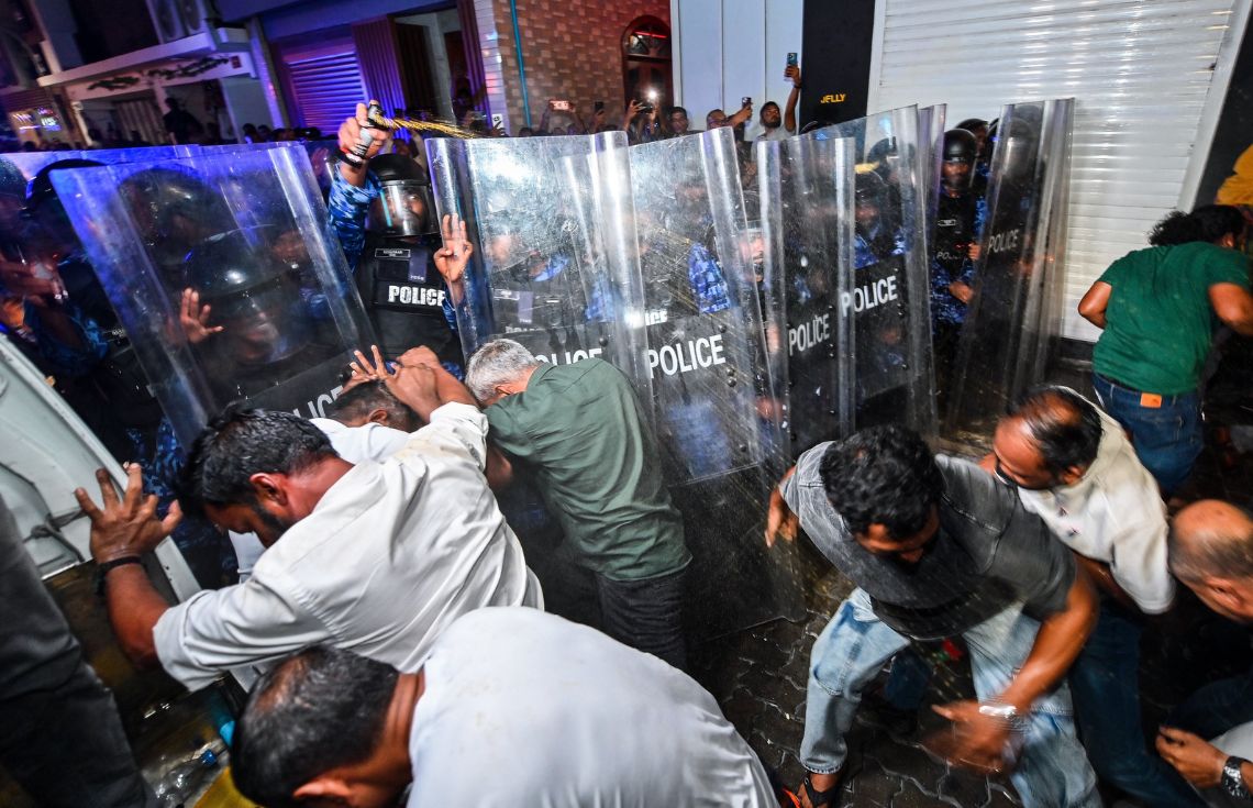 އެއްބަސްވުމާ ޚިލާފުވުމުން އެއްވުން ހުއްޓުވުމަށް ޤާނޫނު ހުއްދަކުރާ ބާރުގެ ބޭނުންކުރީ ކެތްތެރިކަމާއި ޕްރޮފެޝަނަލް ކަމާއެކު: ފުލުހުން