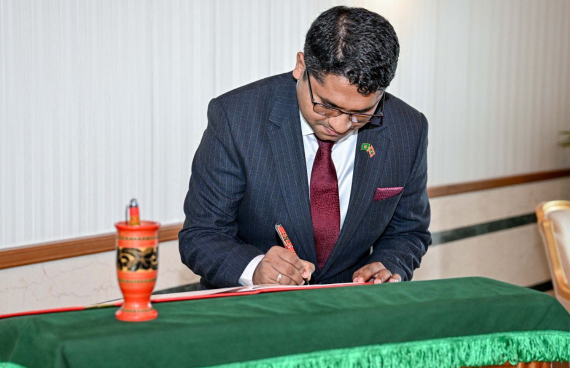 ބަންގްލަދޭޝްގެ އައު ސަފީރުގެ މަޤާމުގެ ފަތްކޮޅު ރައީސުލްޖުމްހޫރިއްޔާއަށް އަރުވައިފި