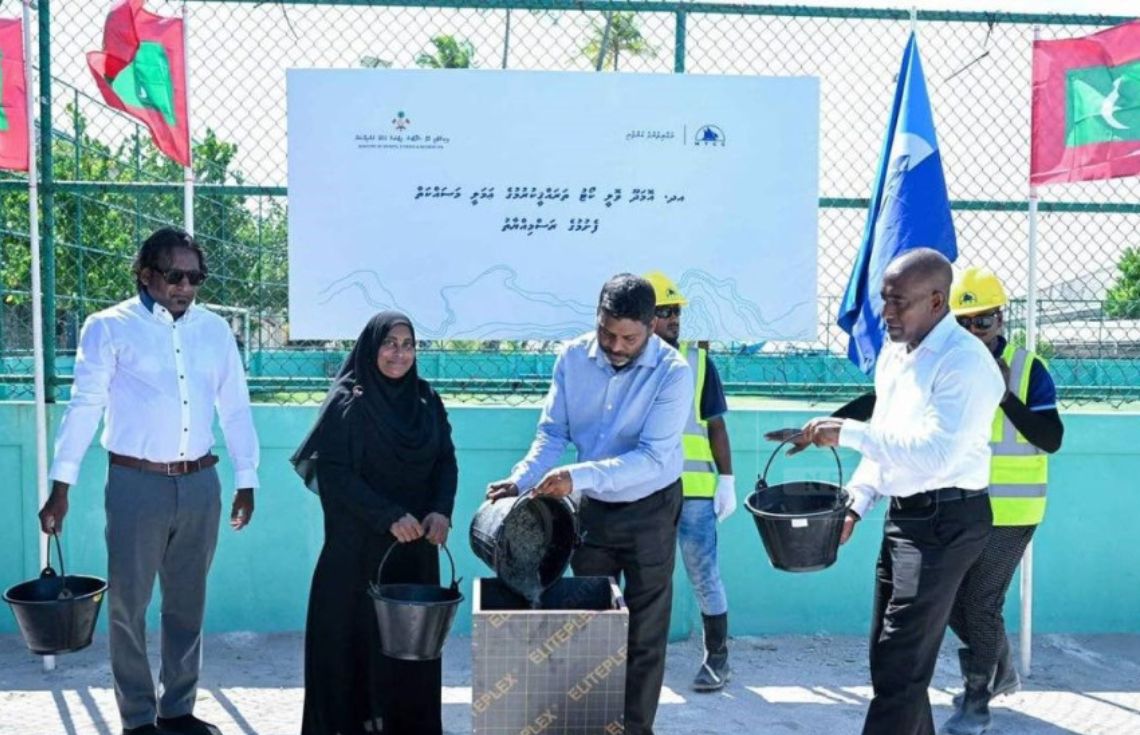 އޮމަދޫގައި އެޅުމަށް ހަމަޖެހިފައިވާ ވޮލީ ކޯޓުގެ މަސައްކަތް ރަސްމީކޮށް ފަށައިފި