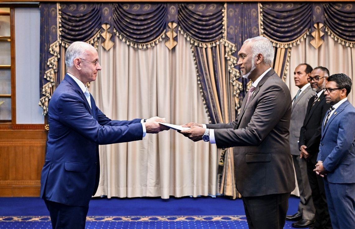 ޖަރުމަނުވިލާތުގެ އައު ސަފީރުގެ މަޤާމުގެ ފަތްކޮޅު ރައީސުލްޖުމްހޫރިއްޔާއަށް އަރުވައިފި