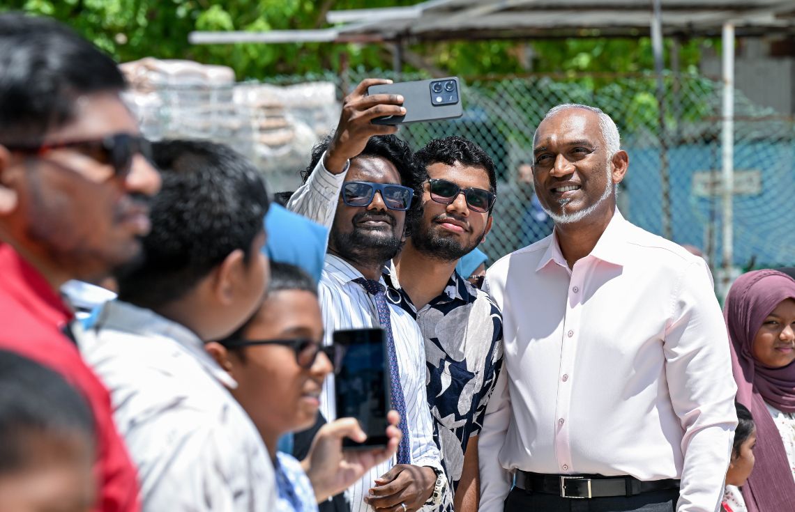 "ރައްޔިތުންނާއި ގާތުން، ރައްޔިތުން އެދޭގޮތަށް"
