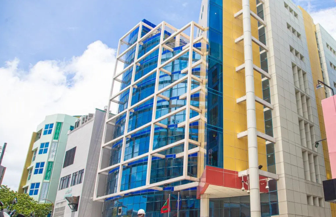 ރިޝްވަތު ހޯދަން މަސައްކަތް ކުރިކަމުގެ ތުޙުމަތުގައި ކަސްޓަމްސްގެ ކުރީގެ އިސް ބޭފުޅަކަށް ދަޢުވާ ކުރަނީ