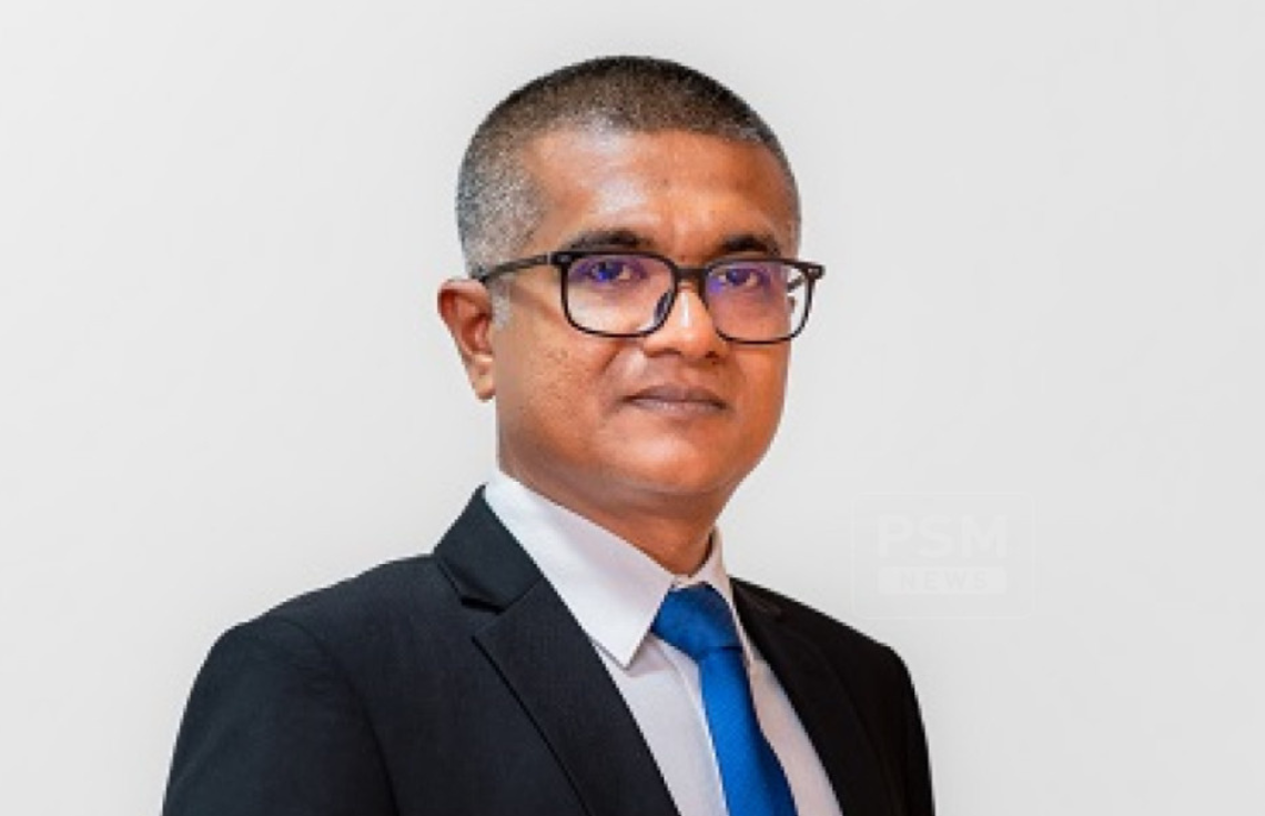 ސިނގިރޭޓު ކޮންޓެއިނަރުތަކުގެ މައްސަލައިގައި ހައްޔަރުކޮށްފައިވާ މުޢާޒު މިފްކޯގެ ވަޒީފާއިން ސަސްޕެންޑުކޮށްފި
