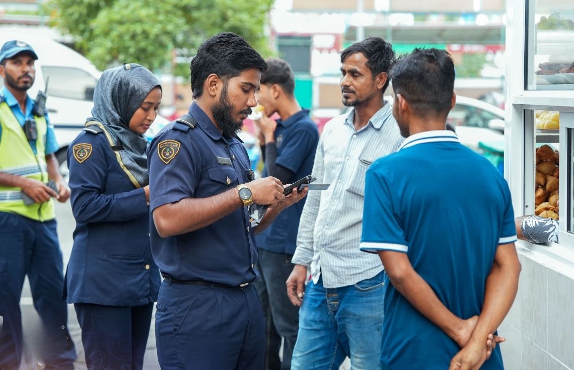 ހުޅުމާލޭގައި ހިންގި އޮޕަރޭޝަނެއްގައި 12 ބިދޭސީއަކު އިމިގްރޭޝަންގެ ބެލުމުގެ ދަށަށް